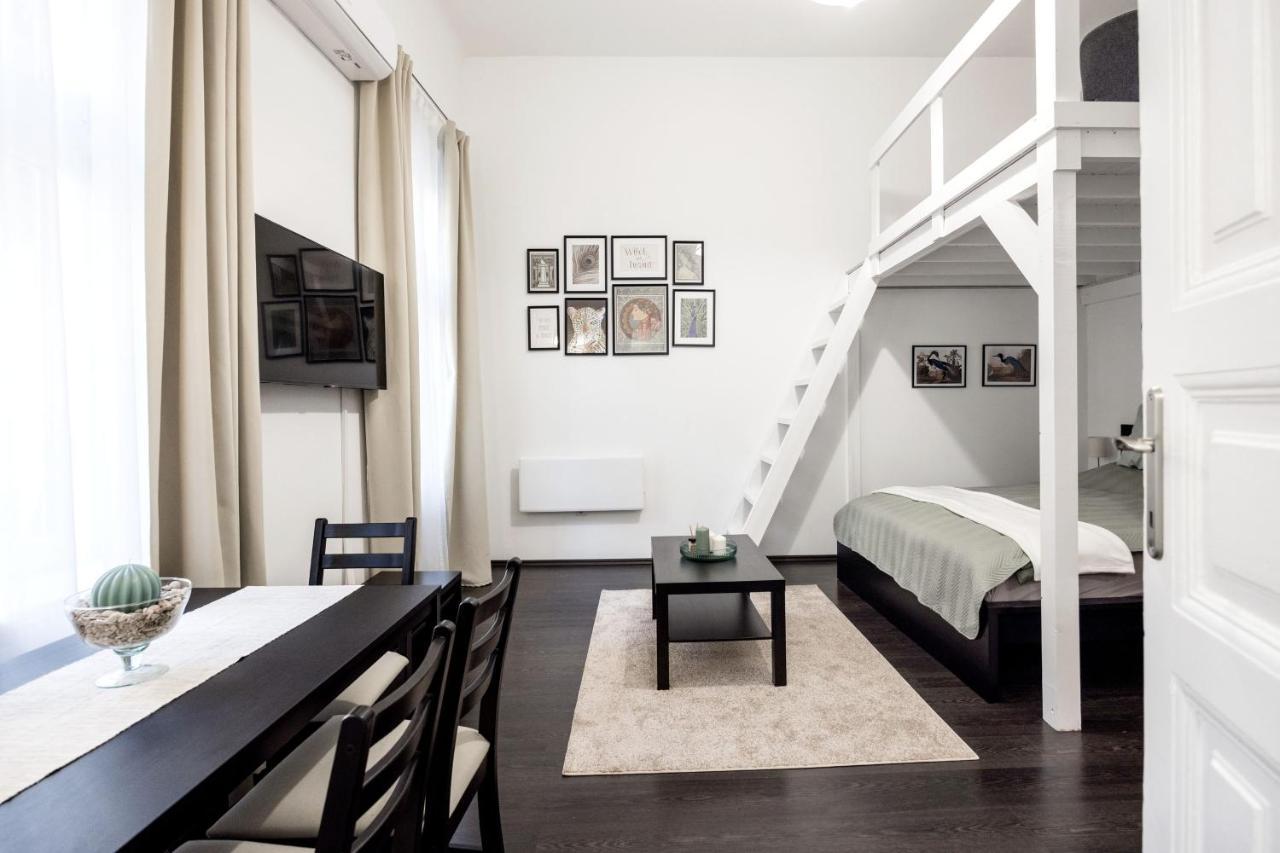 Charming Downtown Hideaway Steps From New York Cafe! Lejlighed Budapest Eksteriør billede