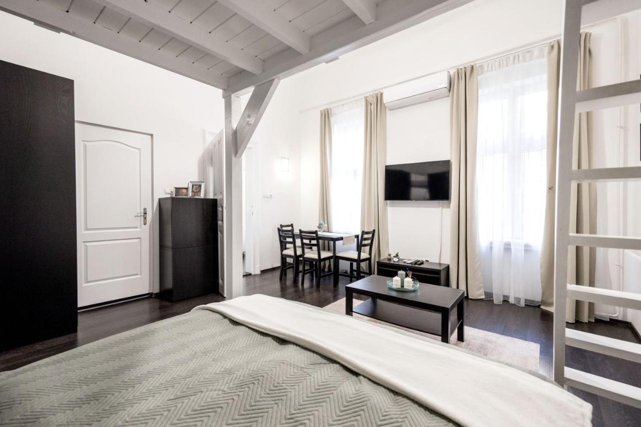 Charming Downtown Hideaway Steps From New York Cafe! Lejlighed Budapest Eksteriør billede