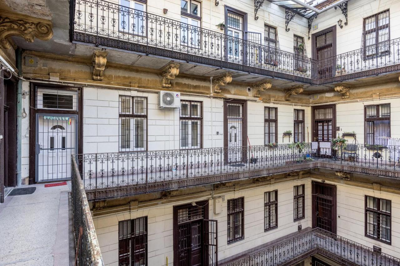 Charming Downtown Hideaway Steps From New York Cafe! Lejlighed Budapest Eksteriør billede