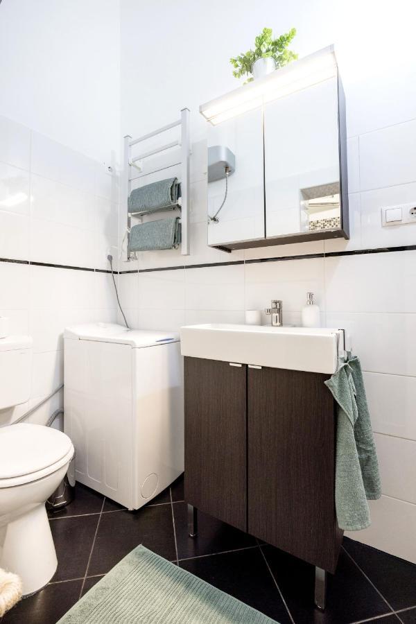 Charming Downtown Hideaway Steps From New York Cafe! Lejlighed Budapest Eksteriør billede