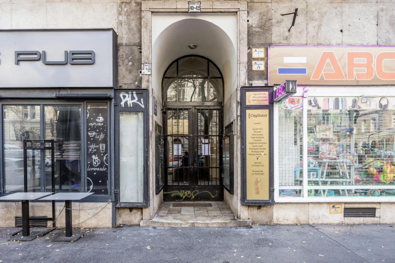 Charming Downtown Hideaway Steps From New York Cafe! Lejlighed Budapest Eksteriør billede